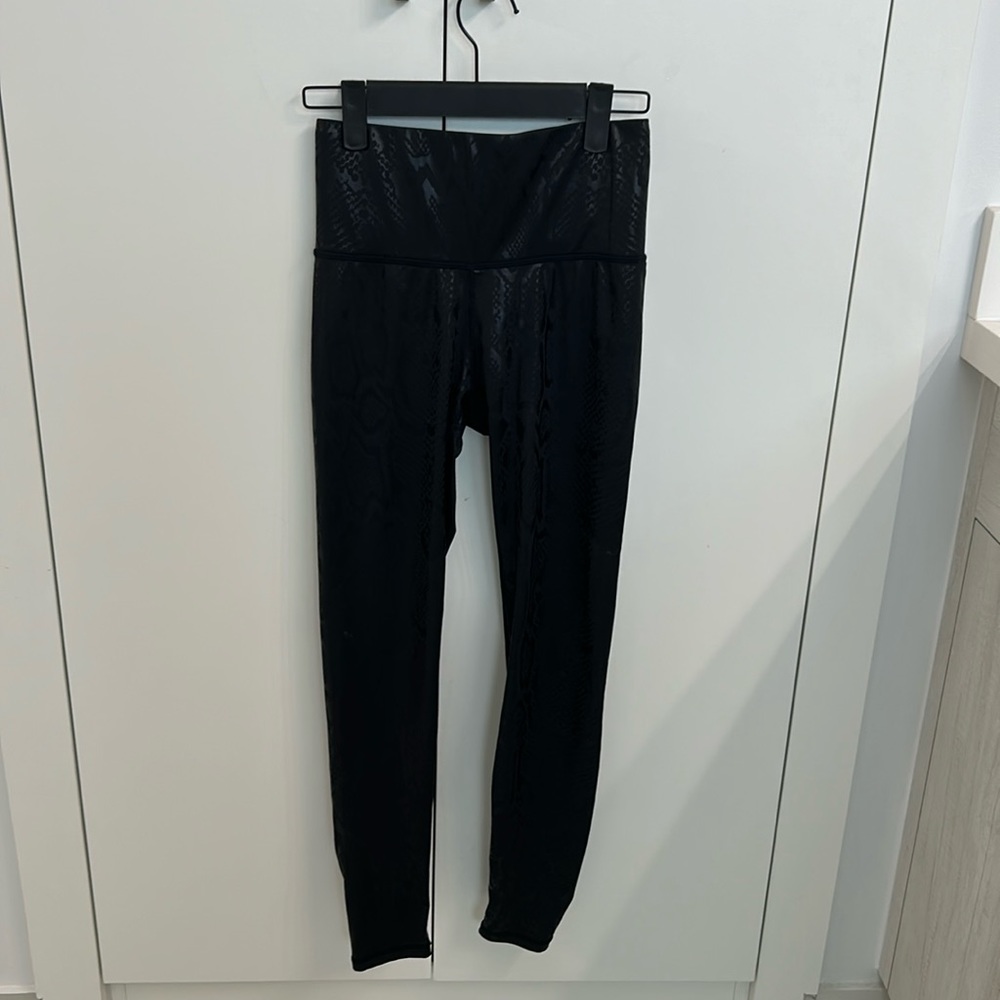 Carbon black snakeskin as 4 leggings